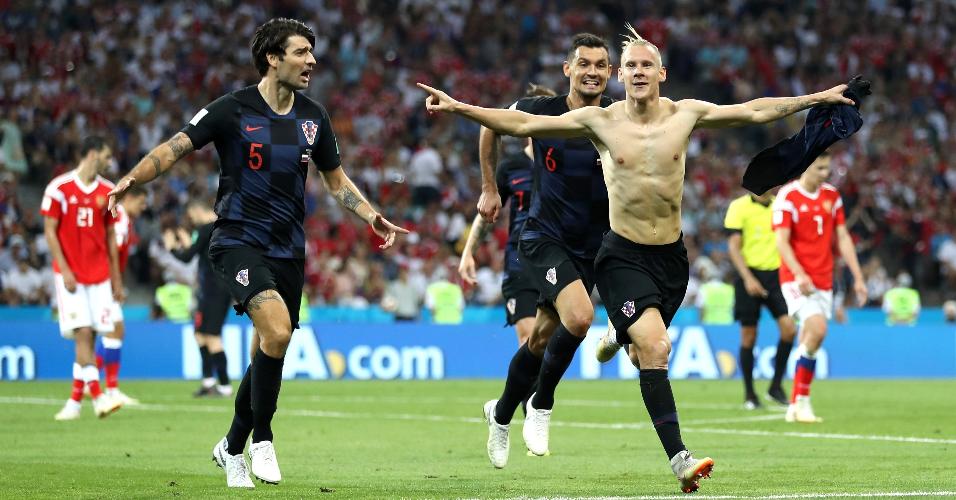 Domagoj Vida, da Croácia, tira a camisa durante comemoração do segundo gol de sua equipe em jogo contra a Rússia