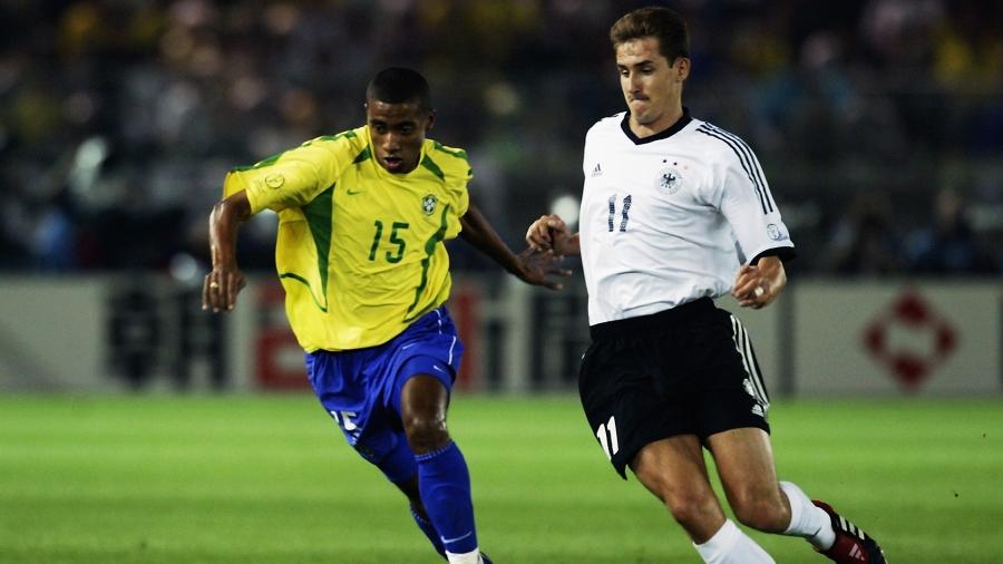 Kléberson é marcado por Klose na final da Copa do Mundo de 2002 - Getty Images