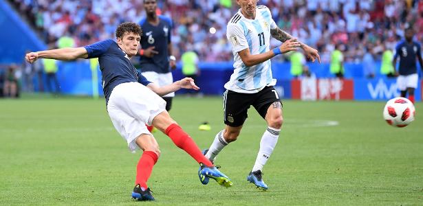 Benjamin Pavard chuta para marcar contra a Argentina nas oitavas de final - Laurence Griffiths/Getty Images