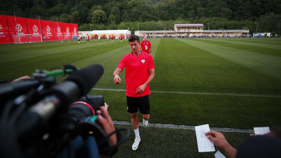 Lewandowski dá autógrafos e tira fotos após treino em Sochi - Hannah McKay/Reuters