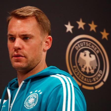 Manuel Neuer chega à sala de entrevistas para falar sobre mau momento da Alemanha - Axel Schmidt/Reuters