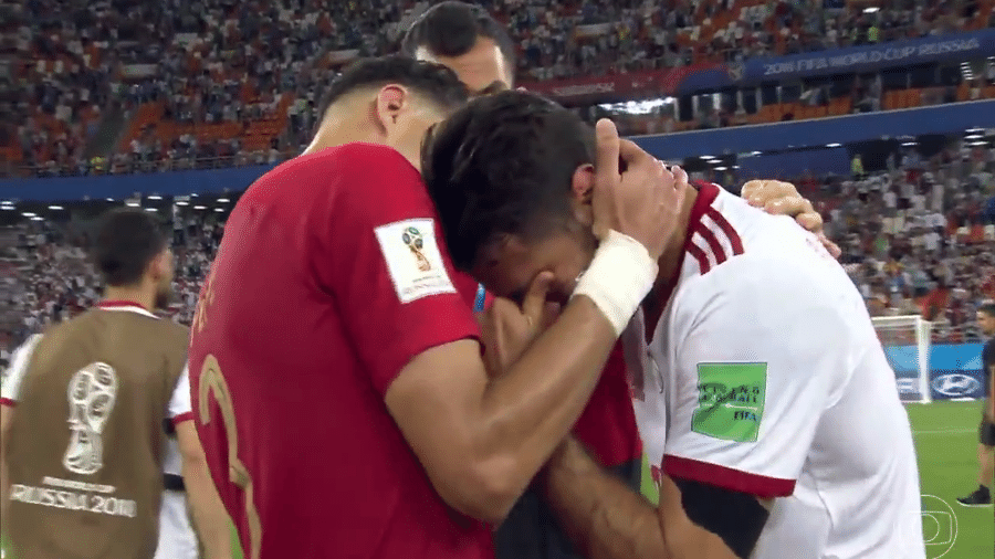 Jogador da seleção iraniana chora e é consolado pelo zagueiro Pepe, de Portugal - reprodução/TV Globo