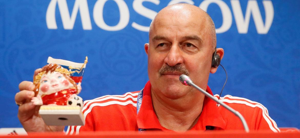 O técnico da Rússia, Stanislav Cherchesov, com uma matrioska que ganhou de jornalista - MAXIM SHEMETOV/Reuters