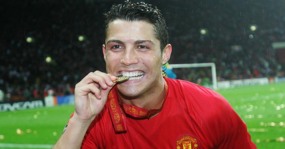 Cristiano Ronaldo comemora a conquista da Liga dos Campeões de 2008, pelo Manchester United, no estádio Luzhniki, em Moscou