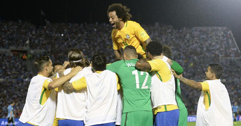 Marcelo comemora gol marcado pelo Brasil contra o Uruguai, pelas Eliminatórias para a Copa de 2018