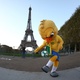 Canarinho Pistola faz embaixadinhas em frente à Torre Eiffel, em Paris - Lucas Figueiredo/CBF