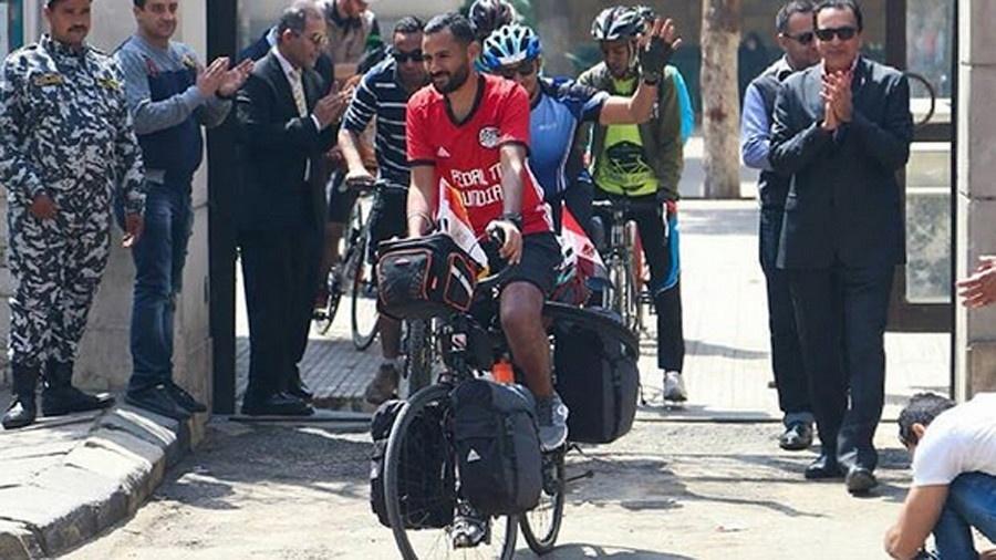 Mohamed "Ibn Nufal" Nufal saiu do Cairo para pedalar até a Rússia - Reprodução Instagram
