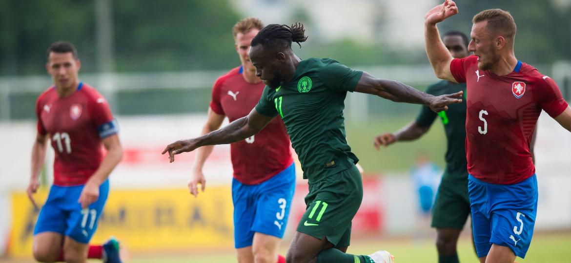 Estrela nigeriana Victor Moses tenta vencer a marcação da República Tcheca em amistoso pré-Copa - VLADIMIR SIMICEK/AFP