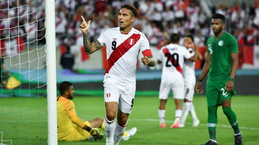 Guerrero em partida pela seleção peruana de futebol - AFP/Fabrice Coffrini