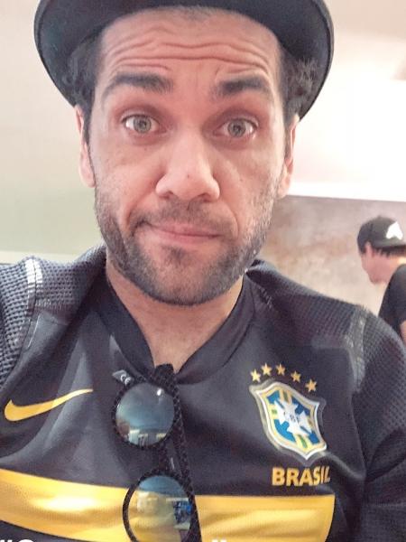 Dani Alves publicou foto com camisa da seleção brasileira - Reprodução/Instagram