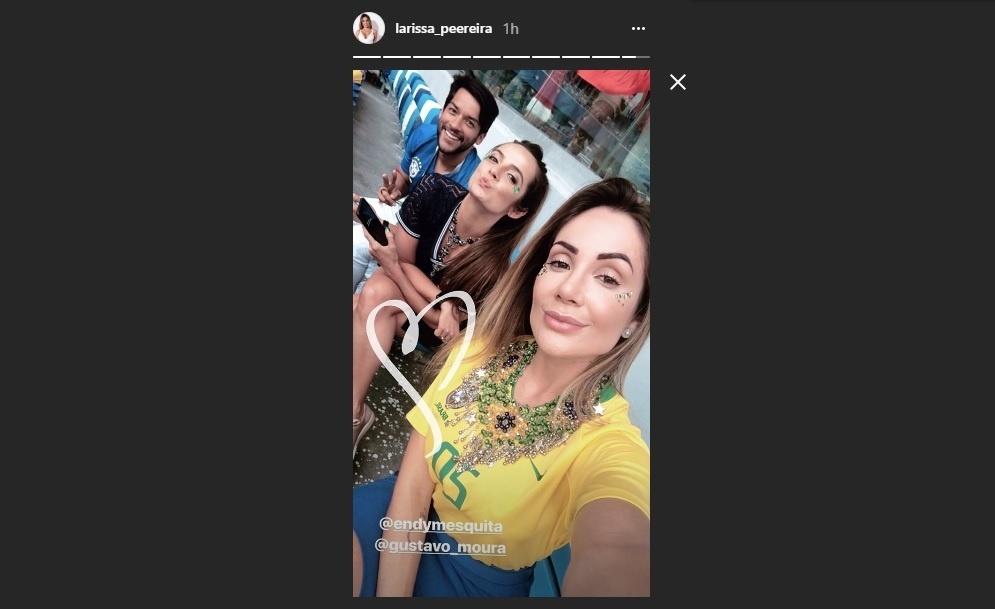 Larissa Pereira, esposa de Firmino, acompanha o jogo do Brasil com camisa personalizada