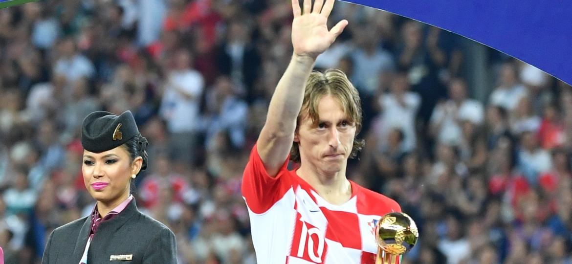 Modric acena após receber o prêmio de Bola de Ouro da Copa do Mundo - Xinhua/Liu Dawei