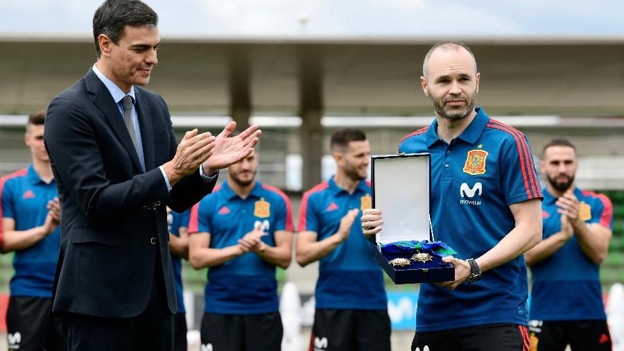 Andres Iniesta recebe medalha de Ordem ao Mérito de primeiro-ministro espanhol Pedro Sanchez - Javier Soriano/AFP