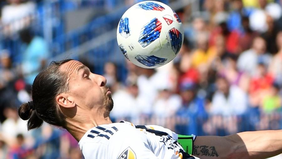Zlatan Ibrahimovic em ação pelo Los Angeles Galaxy durante jogo contra o Montreal Impact - Eric Bolte/USA TODAY Sports