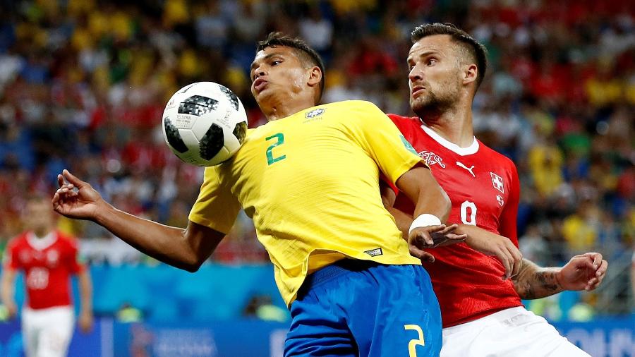 Thiago Silva em disputa com Seferovic na estreia do Brasil na Copa, contra a Suíça - Damir Sagolj/Reuters