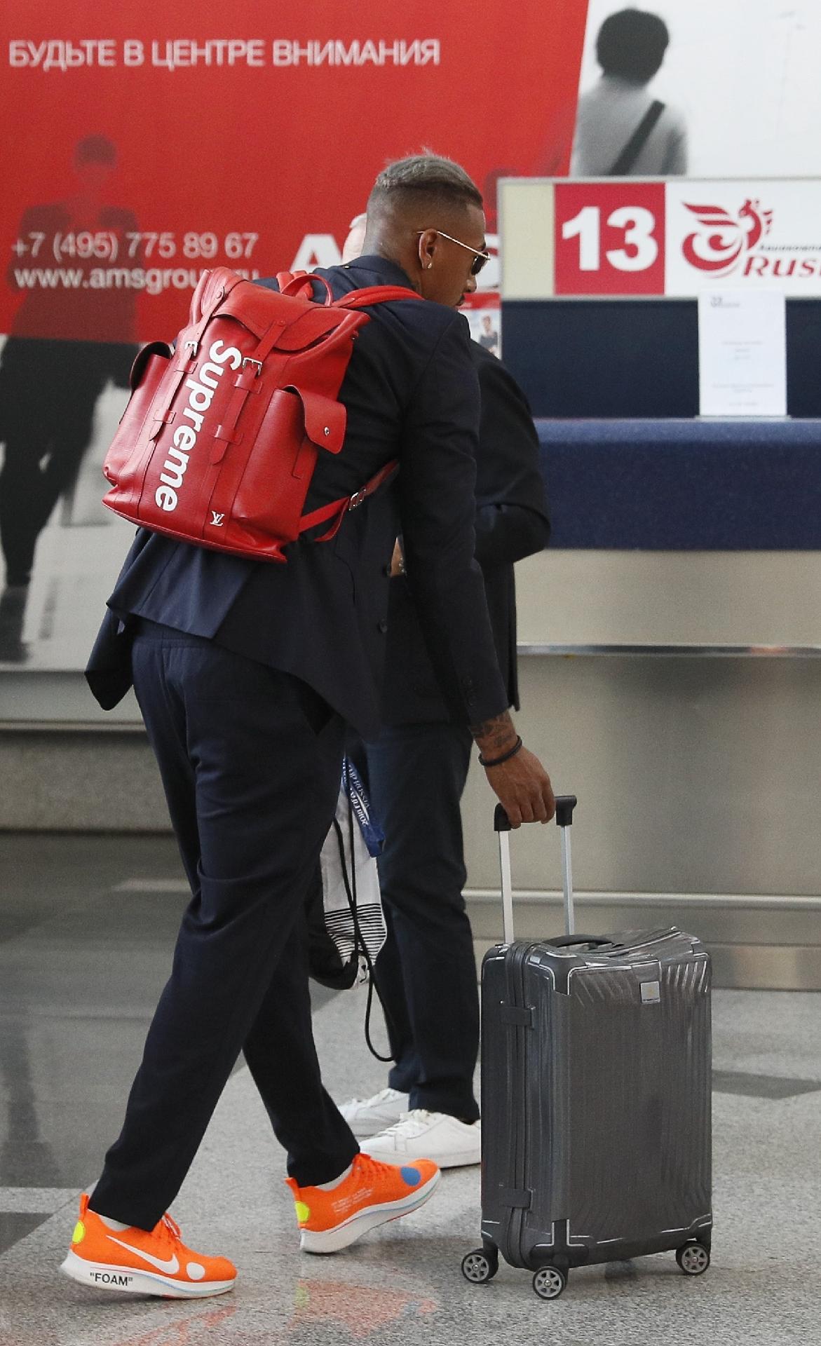 Jerome Boateng usou óculos escuros durante embarque da Alemanha - REUTERS/Gleb Garanich