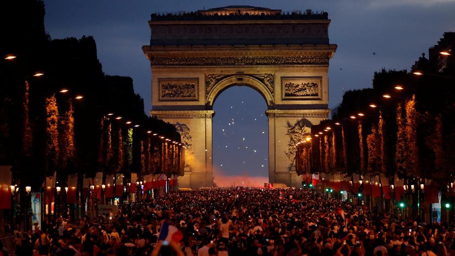 Torcida francesa comemora na Champs-Élysées a classificação para a final da Copa - Charles Platiau/Reuters