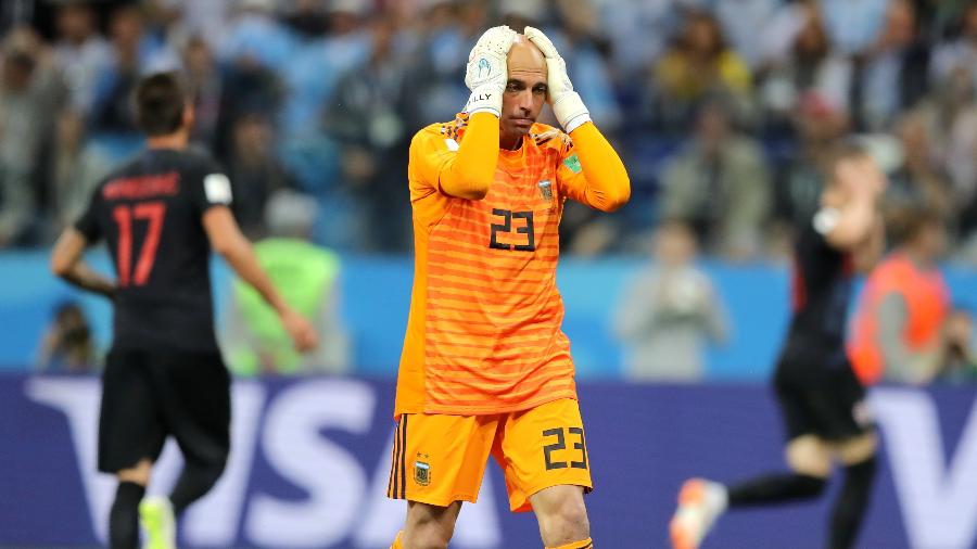 Willy Caballero lamenta falha que resultou no gol da Croácia diante da Argentina, em jogo pelo Grupo D da Copa do Mundo de 2018 - Elsa/Getty Images