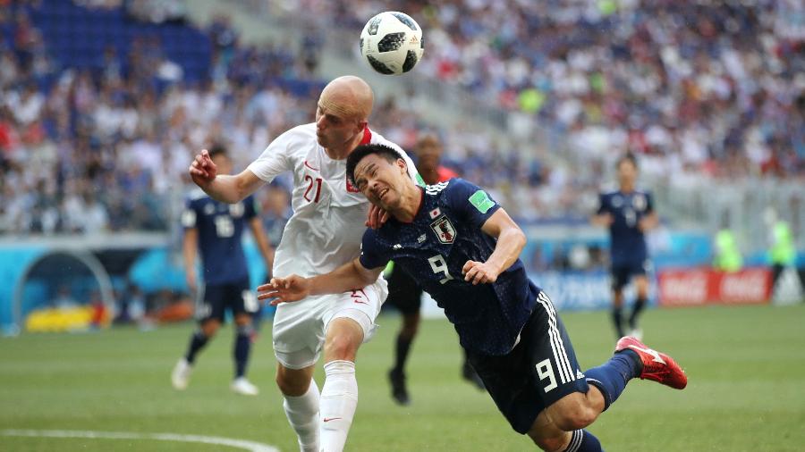 Shinji Okazaki disputa bola com Rafal Kurzawa em Japão x Polônia - Julian Finney/Getty Images