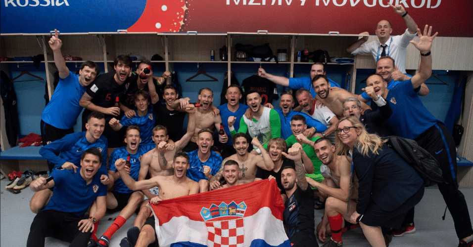 Seleção croata comemora classificação com cerveja no vestiário