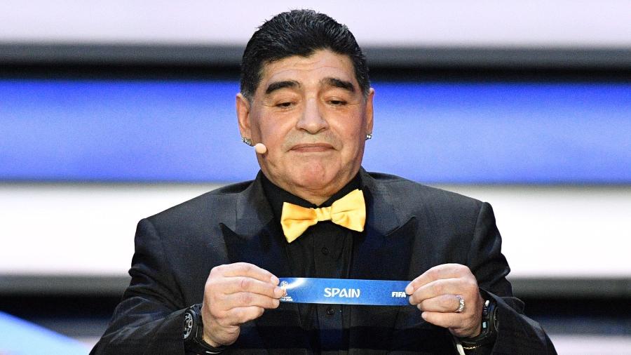 Diego Maradona sorteia Espanha pora grupo B da Copa - Mladen Antonov/AFP