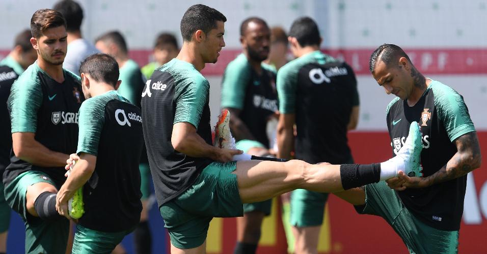 Cristiano Ronaldo e Ricardo Quaresma durante treinamento de Portugal nesta quinta-feira