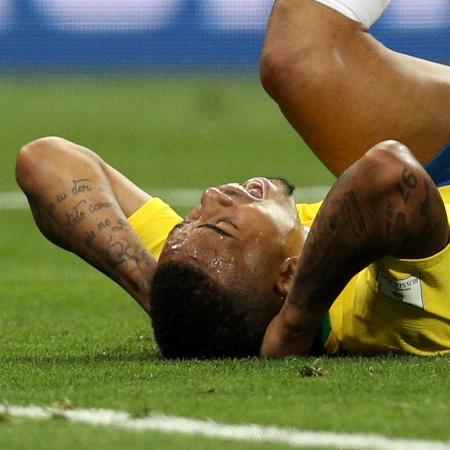 Caído, Gabriel Jesus reclama pênalti no jogo Brasil x Suíça pela Copa do Mundo 2018 - Buda Mendes/Getty Images