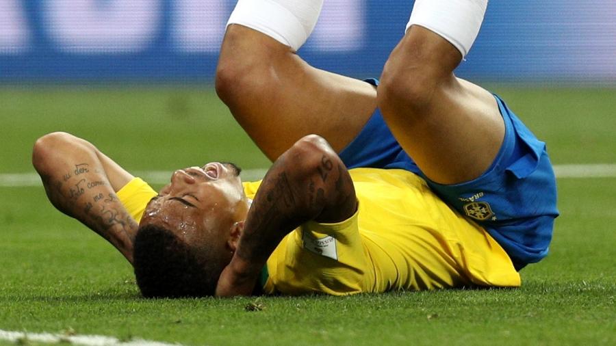 Caído, Gabriel Jesus reclama pênalti no jogo Brasil x Suíça pela Copa do Mundo 2018 - Buda Mendes/Getty Images