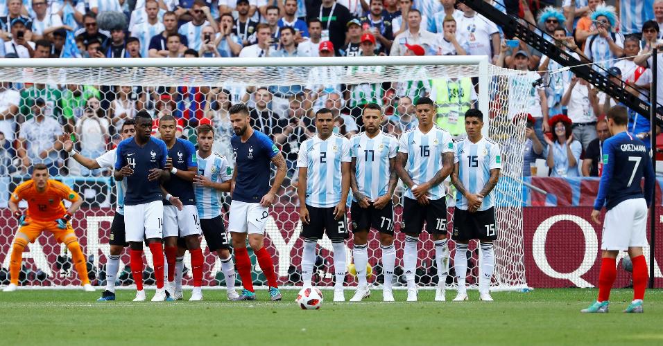 Antoine Griezmann, da França, se prepara para bater falta contra a Argentina
