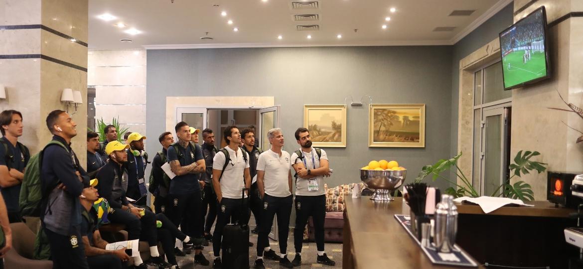 Seleção brasileira assiste ao jogo Espanha x Portugal no saguão do hotel em Rostov-on-Don - Lucas Figueiredo/CBF