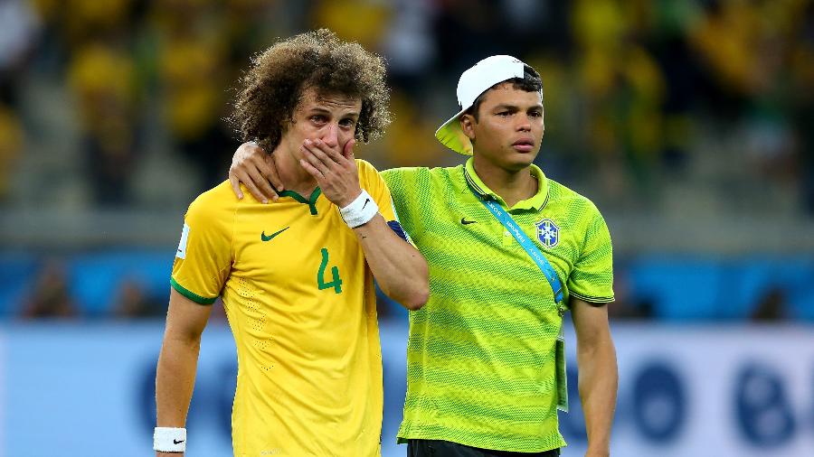 David Luiz e Thiago Silva após a derrota para a Alemanha em 2014 - Alex Livesey - FIFA/FIFA via Getty Images