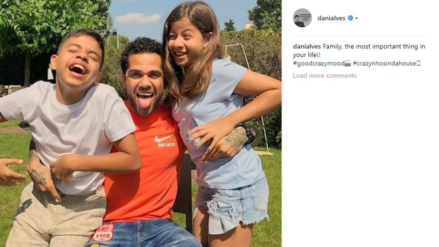 Daniel Alves posta foto com os dois filhos - Reprodução/Instagram