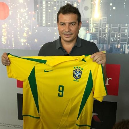 Luizão posa com camisa da seleção brasileira - Pedro Ivo Almeida/UOL