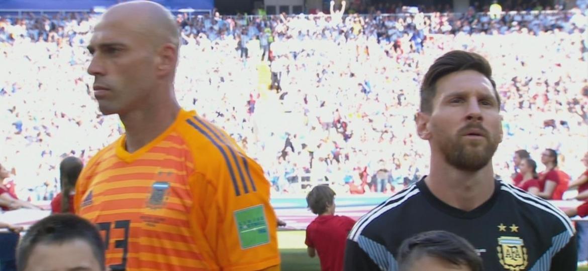 Caballero de costas para Lionel Messi, mas de frente para a bandeira Argentina - Reprodução