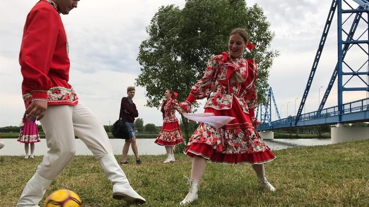 Torcedores russos jogam bola em festa para Messi - Luiza Oliveira/UOL - Luiza Oliveira/UOL