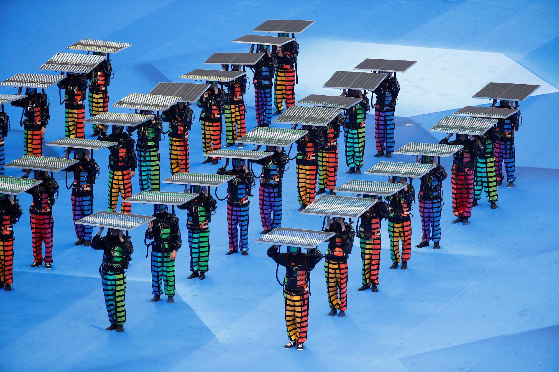 Bailarinos participam da cerimônia de encerramento da Copa do Mundo de 2018, no estádio Luzhniki, em Moscou - Christian Hartmann/Reuters