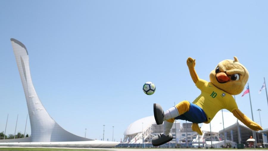 Canarinho Pistola tenta voleio - Lucas Figueiredo/CBF