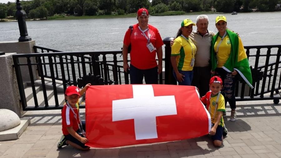 Família dividida entre Suíça e Brasil posa para foto - Ricardo Perrone/UOL