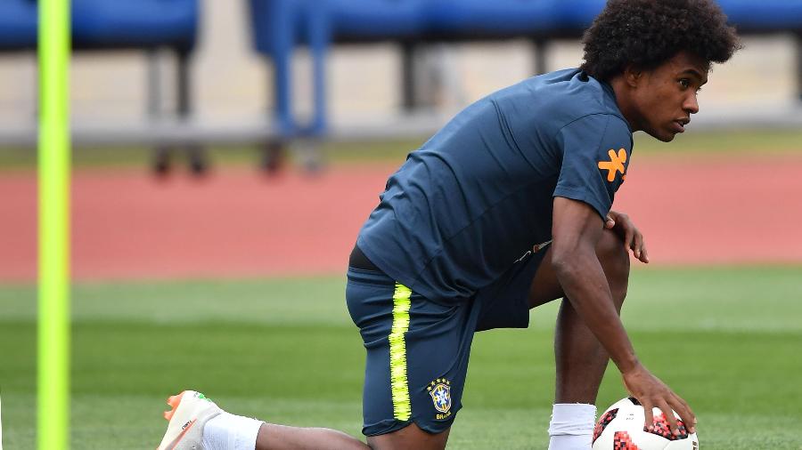 Willian participa de treino da seleção dois dias antes da partida contra a Bélgica - Nelson Almeida/AFP