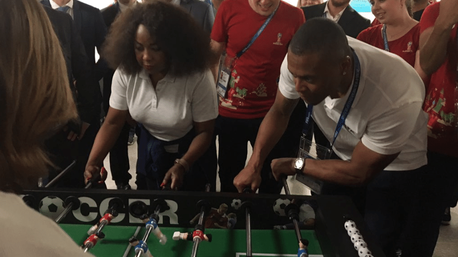 Júlio Baptista jogou pebolim com Fatma Samoura, secretária-geral da Fifa - Reprodução/Twitter