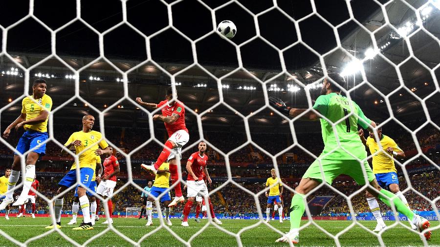 Steven Zuber cabeceia a bola e empata o jogo para a Suíça contra o Brasil na Copa do Mundo de 2018 - Shaun Botterill/REMOTE/Getty Images