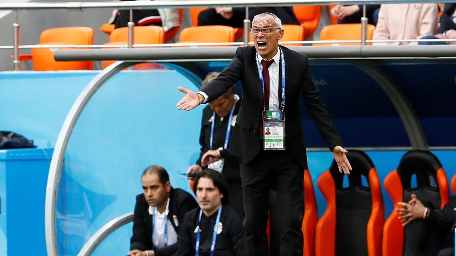 Técnico do Egito, Héctor Cúper, orienta seleção durante jogo contra Uruguai - REUTERS/Jason Cairnduff
