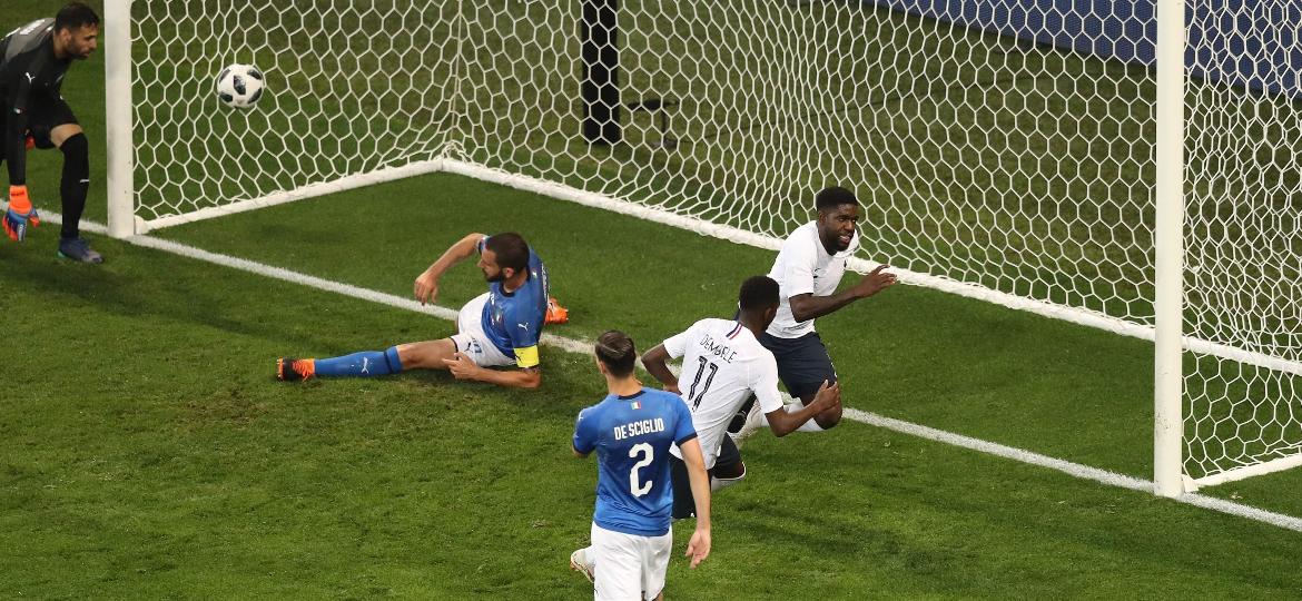 Zagueiro francês Samuel Umtiti marca no amistoso contra a Itália em Nice - AFP PHOTO / VALERY HACHE