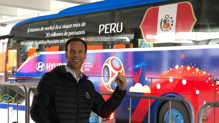 Zaguinho, brasileiro que defendeu a seleção mexicana, posa diante do ônibus do Peru - Reprodução/Instagram