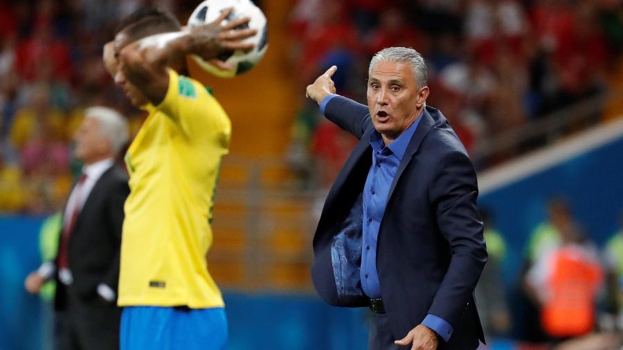 Tite orienta seleção brasileira durante jogo contra a Suíça pela Copa do Mundo de 2018 - Damir Sagolj/Reuters
