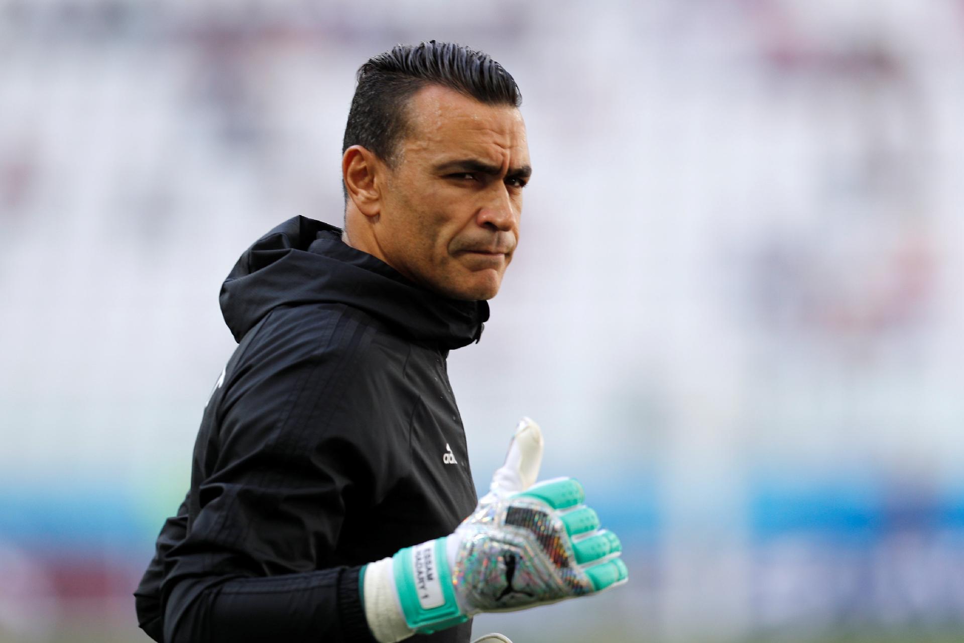 Essam El-Hadary aquece para fazer sua estreia em Copas - DARREN STAPLES/Reuters