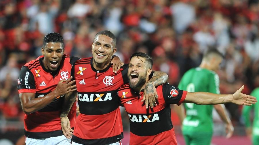 Berrío, Guerrero e Diego comemoram gol do Flamengo contra a Chapecoense - Armando Paiva/AGIF