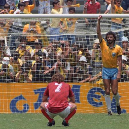 Sócrates comemora gol do Brasil contra a Polônia, na Copa do Mundo de 1986 - REUTERS/Herbert Knosowski/Landov