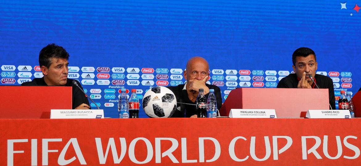 Massimo Busacca (diretor da arbitragem da Fifa), Pierluigi Collina (presidente de arbitragem da Fifa) e árbitro Sandro Meira Ricci participam de entrevista coletiva em Moscou - Reuters