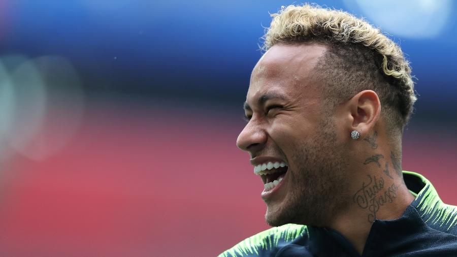 Neymar sorri durante treino em São Petersburgo, antes de jogo entre Brasil e Costa Rica na Copa do Mundo - Lucas Figueiredo/CBF